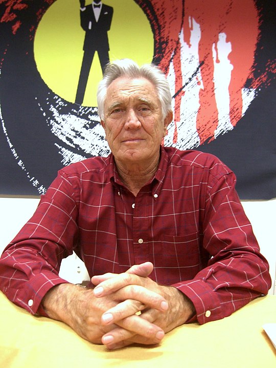 O ator australiano George Lazenby, de 84 anos, anunciou a aposentadoria por meio das redes sociais. “Não foi uma decisão fácil, mas não farei mais atuações, aparições públicas, entrevistas ou assinaturas de autógrafos