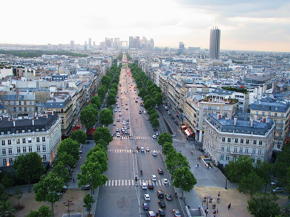 A mão francesa é a mais comum no mundo. E é a que adotamos no Brasil. Os motoristas dirigem pela pista da direita.