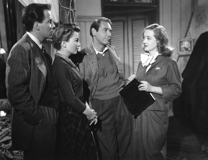 #9. “A Malvada” (1950): Estrelando Bette Davis, o filme conta a história de uma jovem que se infiltra na vida de uma atriz consagrada, com o intuito de usá-la para conseguir sucesso.