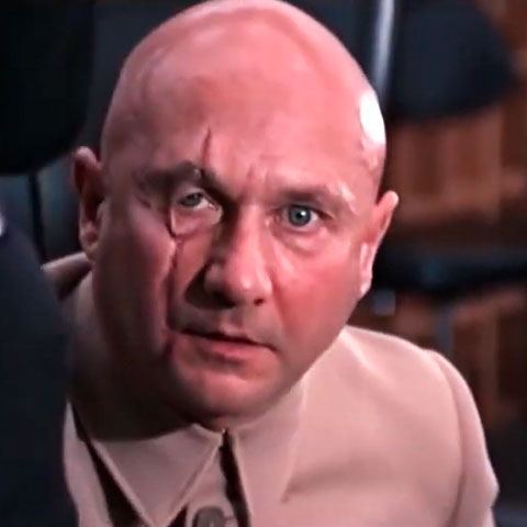 Surge Blofeld - Com 007 só se Vive Duas Vezes (1967)  - Sean Connery - A primeira aparição (em filme) do arqui-inimigo de Bond. Antes aparecendo nas sombras e manipulando Spectre por vários filmes, Blofeld enfim se revela para Bond, com sua famosa cicatriz no rosto.