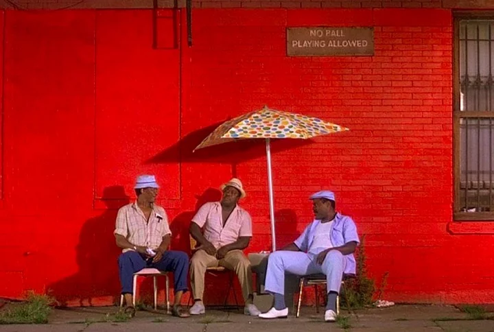#14. “Faça a Coisa Certa” (1989): Dirigido, escrito e produzido por Spike Lee, o filme aborda questões raciais em um distrito de Brooklyn, nos EUA, um bairro predominantemente ocupado pela população negra nos anos 80.