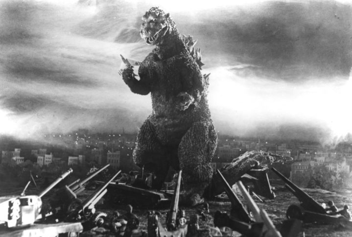 Godzilla (1954): Dirigido por Ishirō Honda, o filme se tornou um marco na história do cinema por ter sido o primeiro a apresentar o monstro gigante nas telonas.