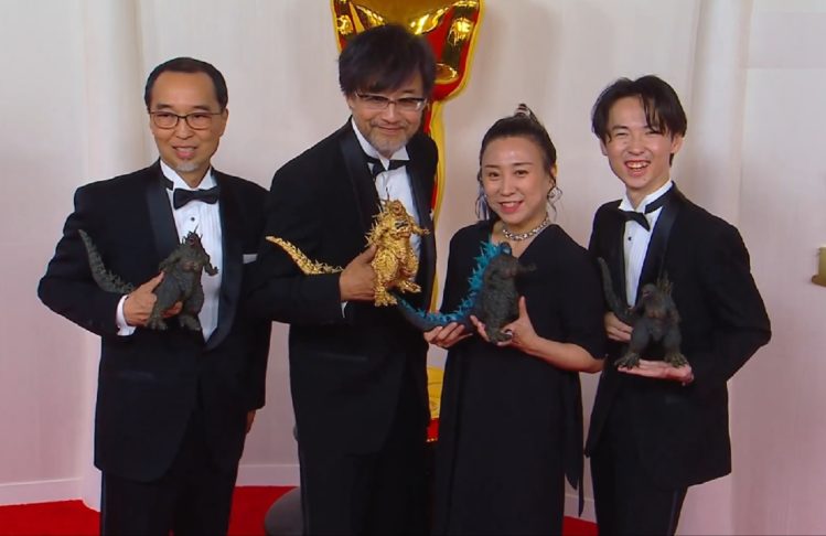 O diretor do filme, Takashi Yamazaki, chegou ao tapete vermelho da premiação segurando uma estátua de ouro do monstrengo. O detalhe rendeu muitos comentários na web.