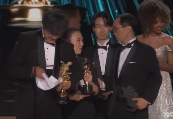 Para comemorar o feito, a equipe do filme subiu ao palco para receber o prêmio segurando as miniaturas do Godzilla.
