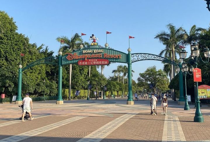 Hong Kong Disneyland Resort (Hong Kong) - Localizado na ilha de Lantau, combina atrações clássicas da Disney com influências culturais locais. É conhecido por sua expansão recente, que inclui áreas como Mystic Point e Grizzly Gulch.