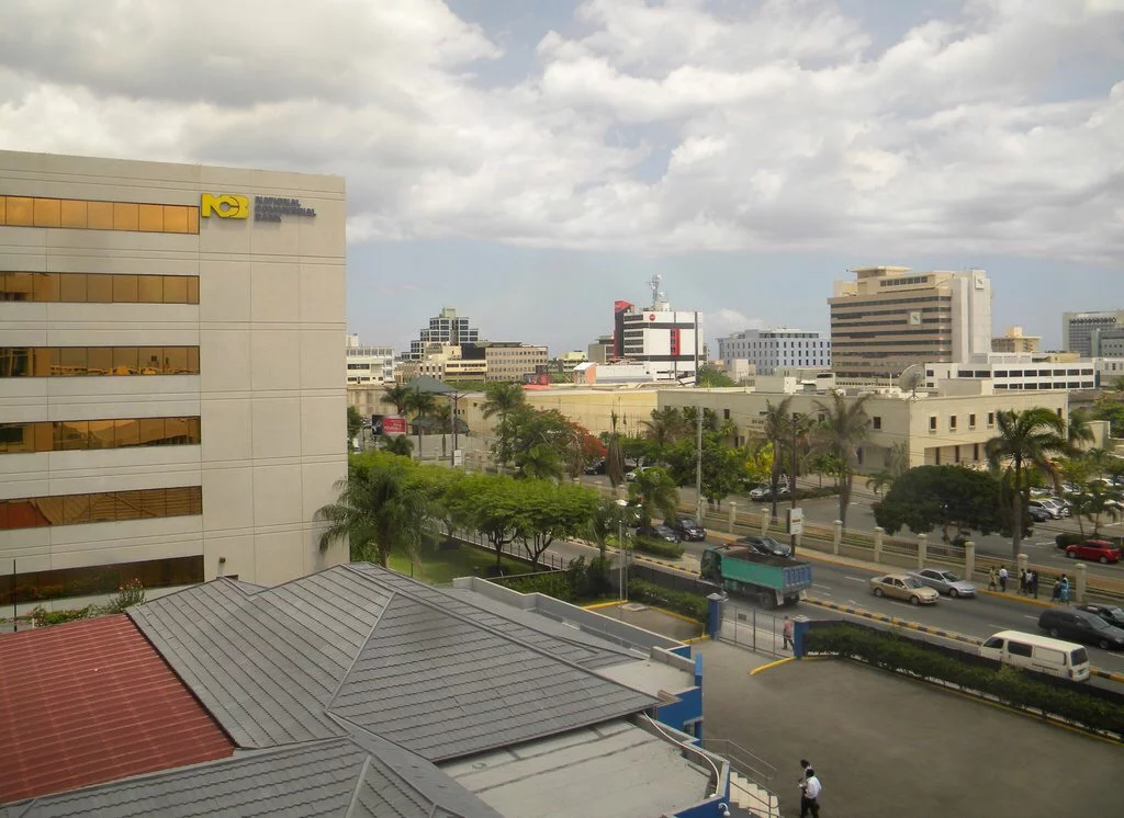 Alguns países do Caribe, na América Central, também têm mão inglesa. Entre eles, Barbados, Bahamas e Jamaica. Na foto, Kingston, capital jamaicana.