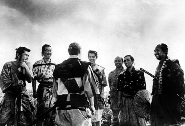 #6. “Os Sete Samurais” (1954): Esse é um clássico do prestigiado diretor japonês Akira Kurosawa. Conta a história de sete samurais que têm a incumbência de proteger uma vila de criminosos que constantemente aterrorizam o lugar e as pessoas que ali vivem.