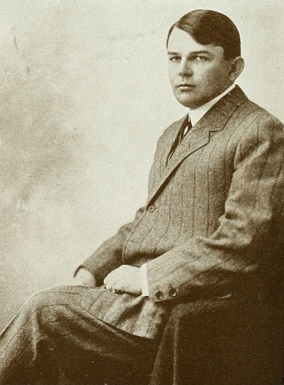 O prédio foi projetado pelo arquiteto estadunidense George Bergstrom (1876-1955). Ele nasceu no Wisconsin, formou-se pelo Instituto de Tecnologia de Massachusetts em 1899 e se estabeleceu em Los Angeles, Califórnia, em 1901.