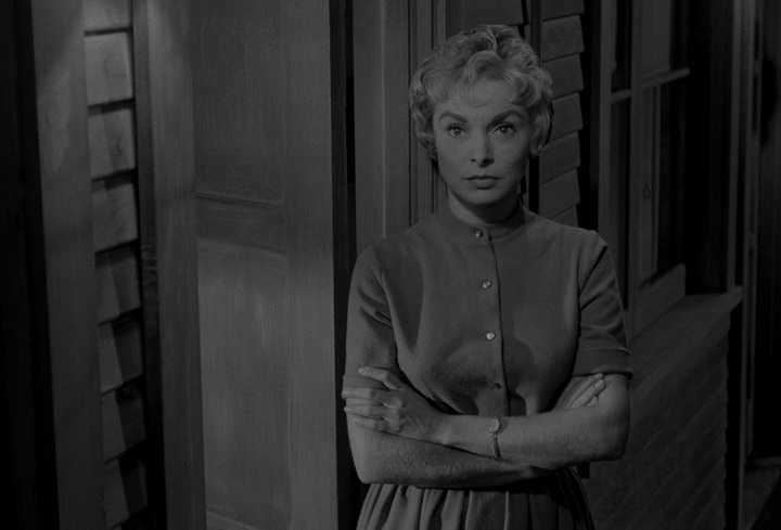 Na época, a audiência, já acostumada com os filmes do cineasta, duvidavam que ele ainda poderia surpreendê-los de alguma forma. Eis que surge “Psicose”, um filme fascinante e surpreendente até hoje. 