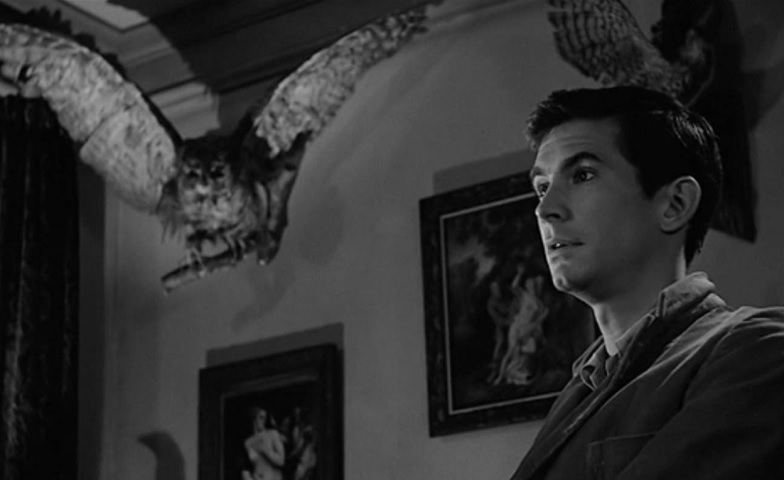 Apesar de na época já existirem filmes em cores, Hitchcock decidiu filmar em preto e branco para que algumas cenas fossem menos chocante para o público e o mais barato possível.