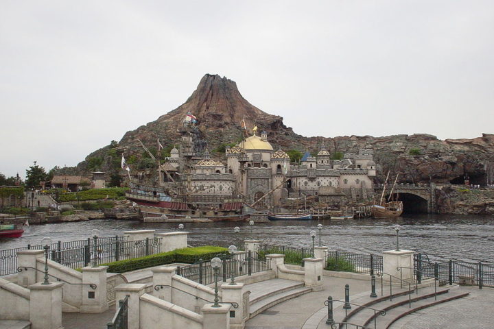 Tokyo DisneySea: Único no mundo, o parque é inspirado em temas náuticos e marítimos, com áreas como Mediterranean Harbor e Arabian Coast. É famoso por sua atenção aos detalhes e narrativa envolvente.