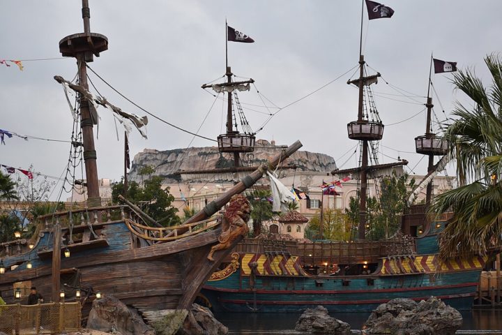 Existem também áreas exclusivas, como a Treasure Cove, totalmente dedicada a Piratas do Caribe.