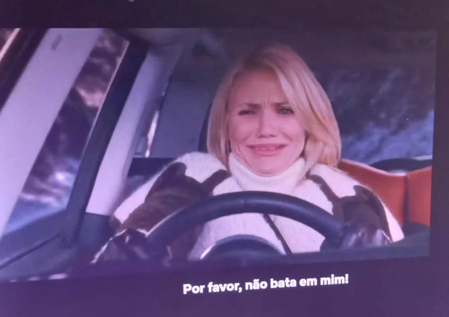 O filme O Amor não Tira Férias faz uma sátira sobre essa situação. A personagem de Cameron Diaz, que mora nos EUA e viaja à Inglaterra, fica apavorada sem saber se conseguirá equilíbrio para dirigir do lado errado. 