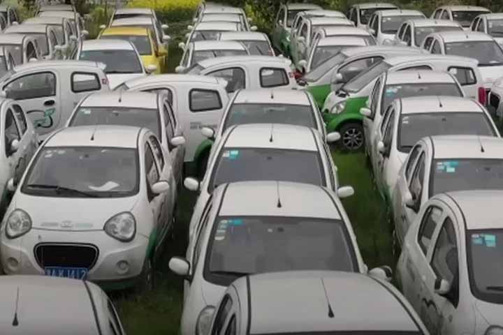 Nessas duas décadas, a quantidade de carros aumentou, porém em escala menor (quase triplicando), e chegou a 76,3 milhões. 

