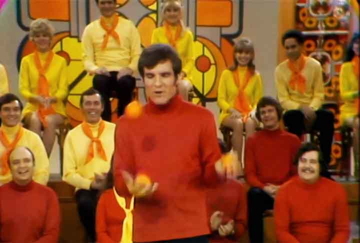 Martin começou sua carreira como escritor para a série de televisão The Smothers Brothers Comedy Hour, na década de 1960. Ele ganhou um prêmio Emmy por seu trabalho na série.