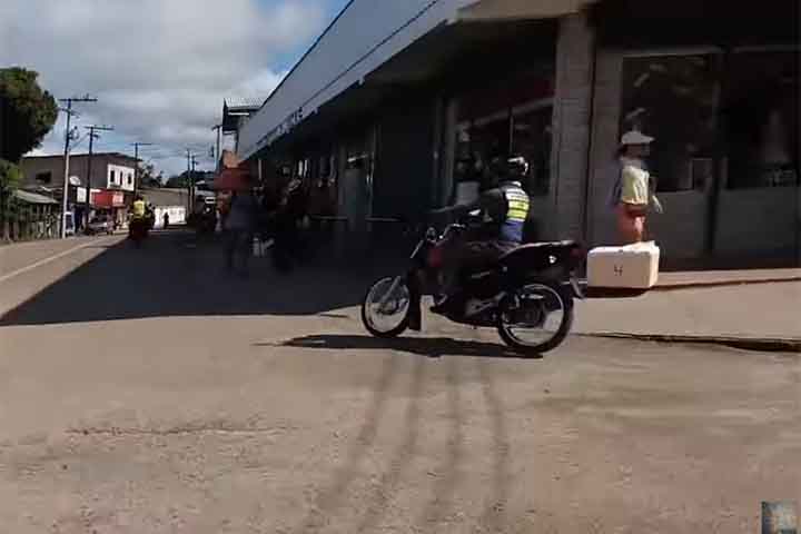 De acordo com especialistas ouvidos pelo portal G1, três aspectos explicam essa explosão de motos na frota de veículos no Brasil.