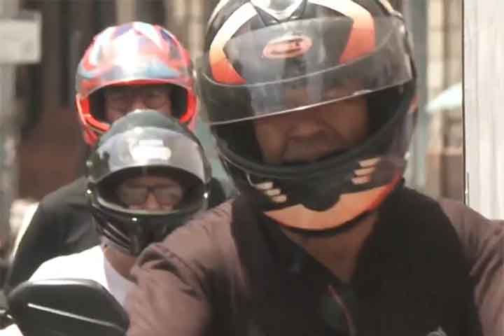 Dados de 2021 da Abraciclo, associação das fabricantes brasileiras, a proporção de motos por habitantes no Brasil é de uma para cada sete pessoas.

