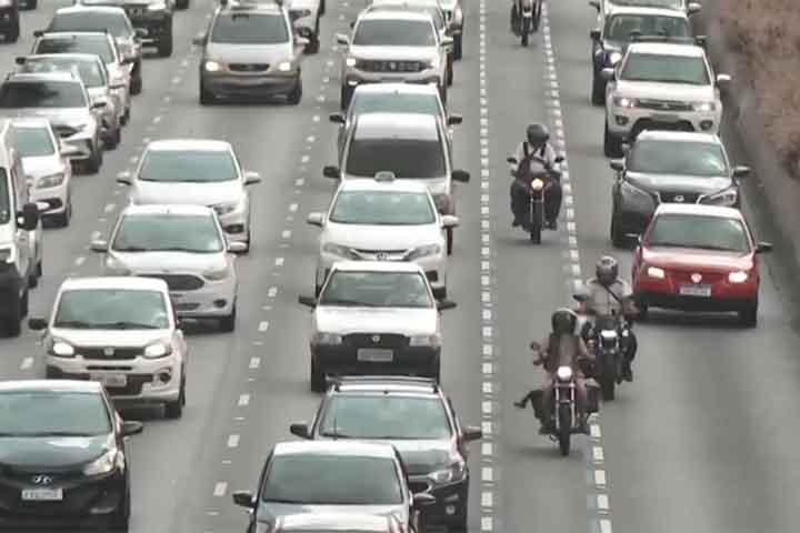 Uma em cada três cidades brasileiras têm mais motos que carros em circulação. São 1.093 municípios com essa predominância dos veículos motorizados de duas rodas. 
