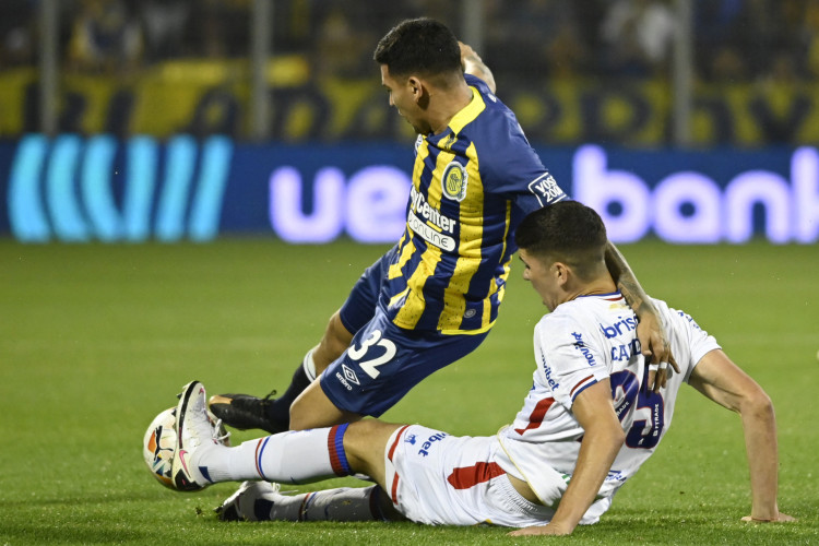 Coronel e Cardona disputam lance no jogo Rosario Central x Fortaleza, no Gigante de Arroyito, pelas oitavas de final da Copa Sul-Americana 2024
