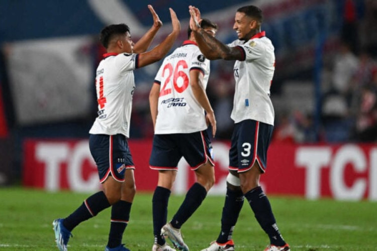 Uruguaios chegam com reforços badalados, retorno de ídolo e técnico invicto para encarar o Tricolor pela competição continental