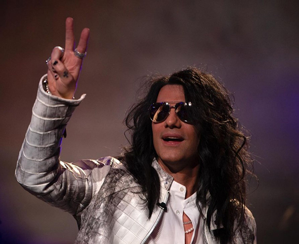 CRISS ANGEL - Americano, nascido em 19/12/1967, é especialista em truques de levitação . Conseguiu dar a impressão de que andava sobre a água, flutuava sobre dois prédios e até se cortava ao meio.  Premiado, foi eleito 6 vezes o Mágico do Ano. 