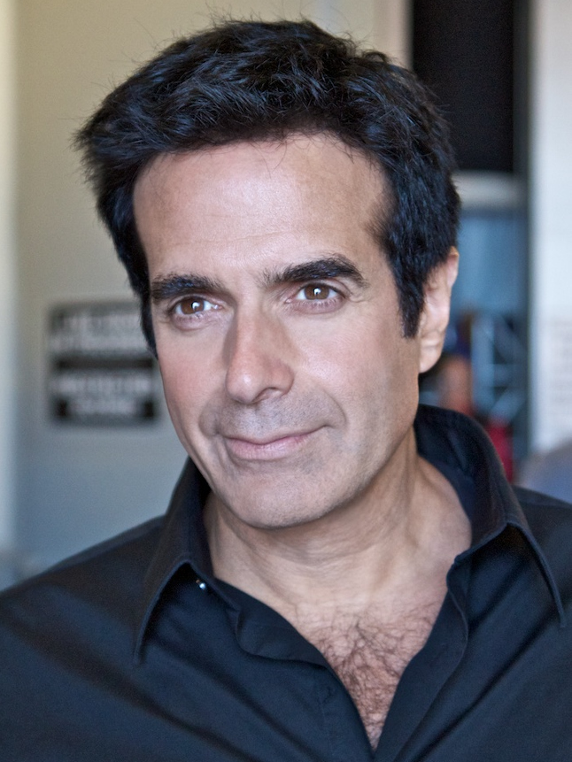 Uma curiosidade: Em 2018, David Copperfield foi obrigado pela Justiça a revelar o segredo de um truque porque um participante moveu processo alegando ter se ferido. No número, pessoas da plateia reapareciam no fundo do palco. Copperfield revelou que, após as cortinas caírem, elas eram conduzidas por passagens secretas. 