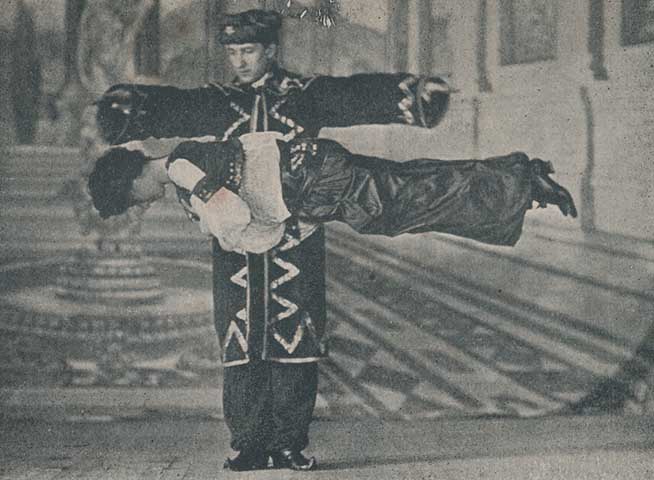 HOWARD THURSTON - Americano, nasceu em 1869 e morreu em 1936. Um dos maiores do século 20.  Certa vez, ocupou 8 vagões em um trem para conseguir transportar todos seus materiais das apresentações.