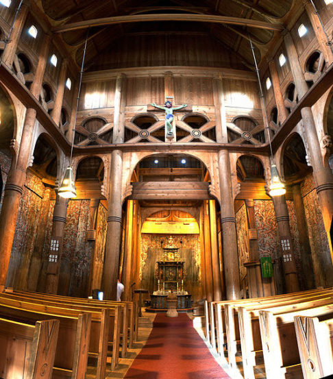 Além disso, os interiores eram simples, feitos com divisórias, e as paredes externas eram cobertas com tábuas de madeira maciça. 