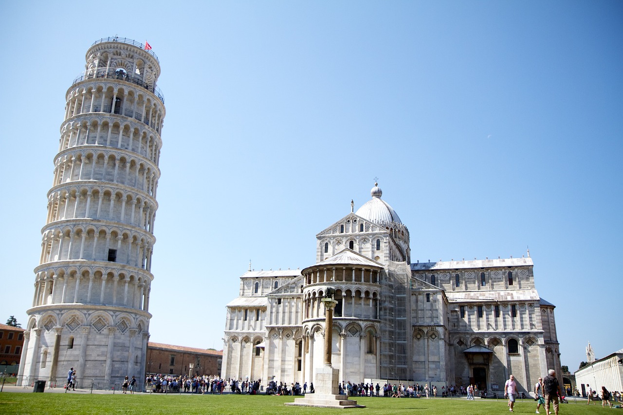 A torre é a terceira mais antiga estrutura na praça da Catedral de Pisa (Campo dei Miracoli), atrás da própria catedral e do baptistério. 