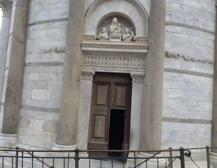 O edifício tem uma planta basilical modificada pela adição de um transepto, resultando num desenho de cruz latina, com cinco naves e uma abside. Seu estilo Românico incorporou elementos de tradições árabes, lombardas, bizantinas, clássicas e toscanas.