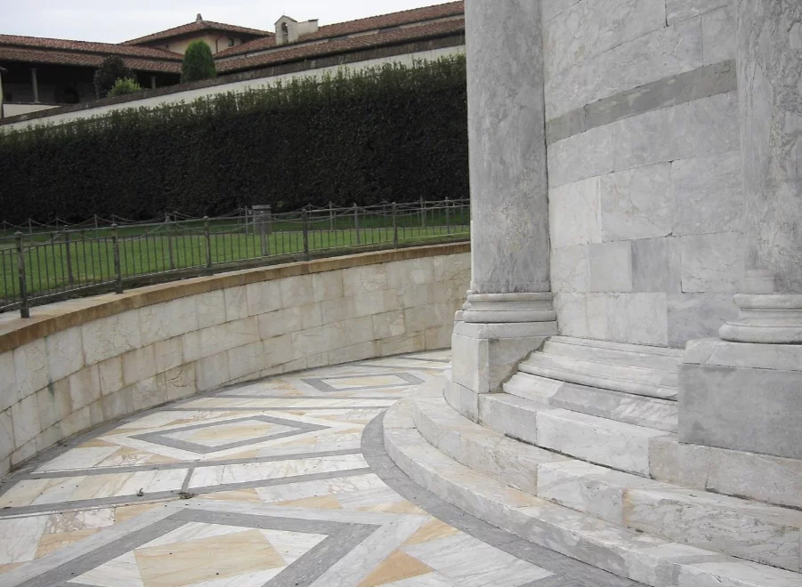 Durante a Segunda Guerra Mundial na campanha da Itália, a Força Expedicionária Brasileira em uma missa na catedral, com a imagem de Nossa Senhora Aparecida, cantaram o hino brasileiro quando se rompeu um forte bombardeio aéreo perpetrado por forças do Eixo.