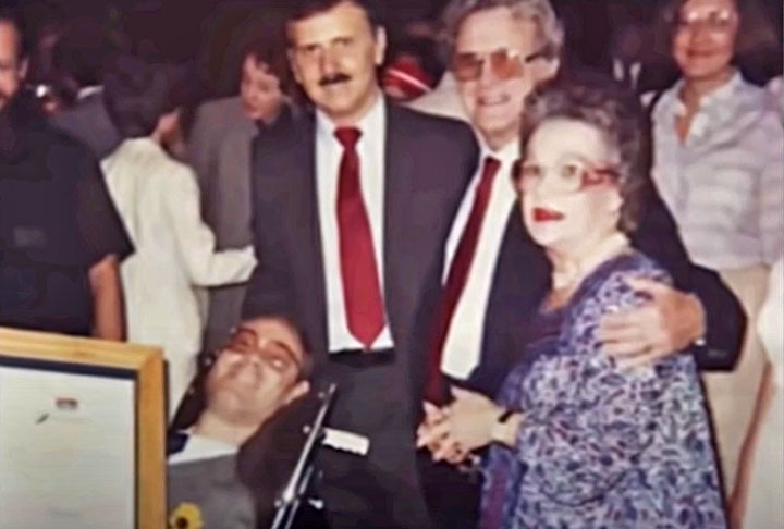 Nos tribunais, ele defendia seus clientes em cadeira de rodas. Atualmente, Alexander foi o usuário de pulmão de aço que mais tempo sobreviveu na história, e continuou trabalhando para aumentar a conscientização sobre os perigos da poliomielite.