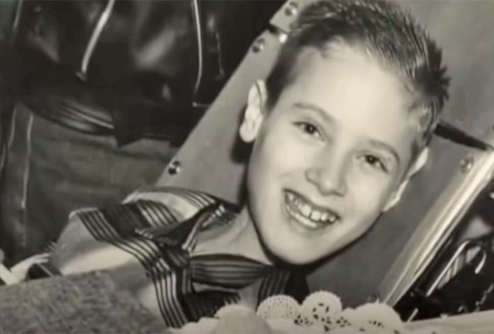 Assim como muitas outras vítimas do vírus, a saúde do norte-americano se deteriorou rapidamente, fazendo com que ele ficasse permanentemente de cama e incapaz de falar.