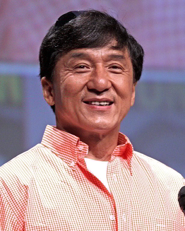 Jackie Chan: Não, você não leu errado. O carismático ator, natural de Hong Kong e responsável por dezenas de filmes divertidos de artes marciais, já participou de um filme 'proibido para menores'.