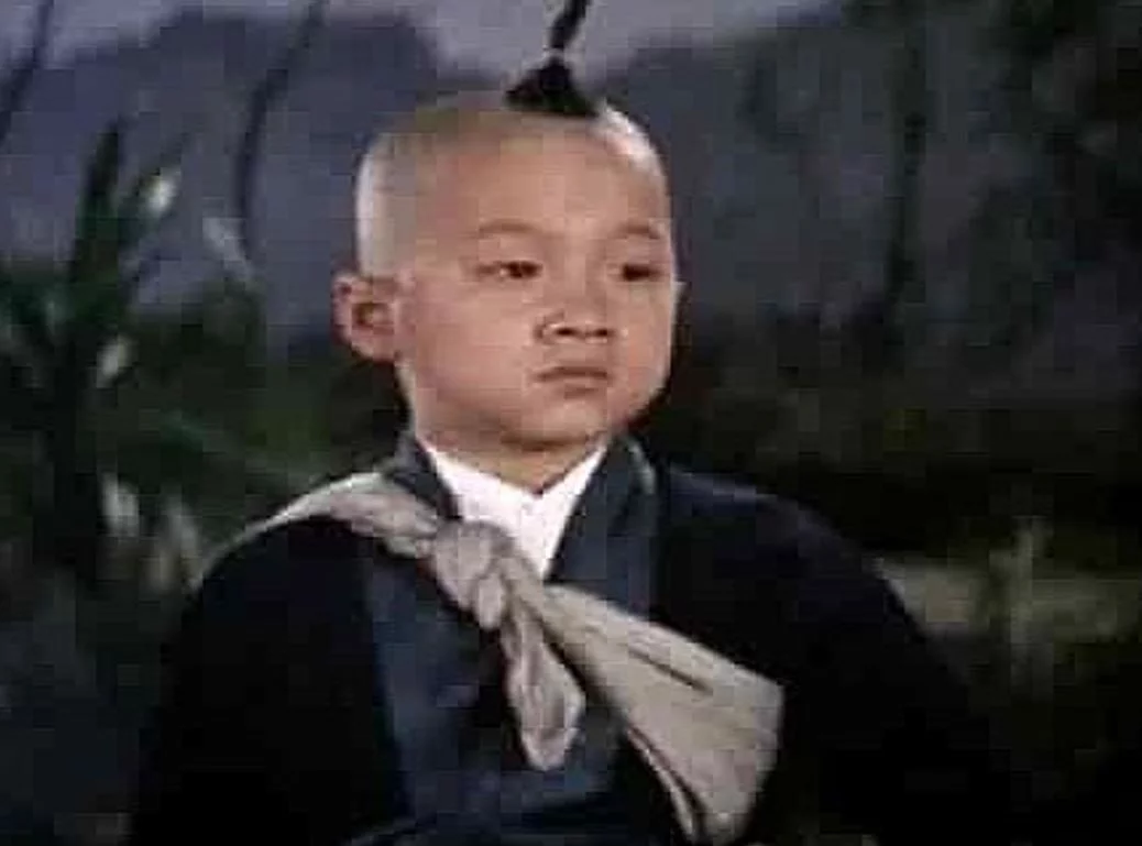 Quando menino, ele tinha o apelido de Pao-Pao (bola de canhão, em chinês) por ser muito enérgico e gostar de rolar no chão. Chan já pesava 50 kg aos 5 anos de idade. 