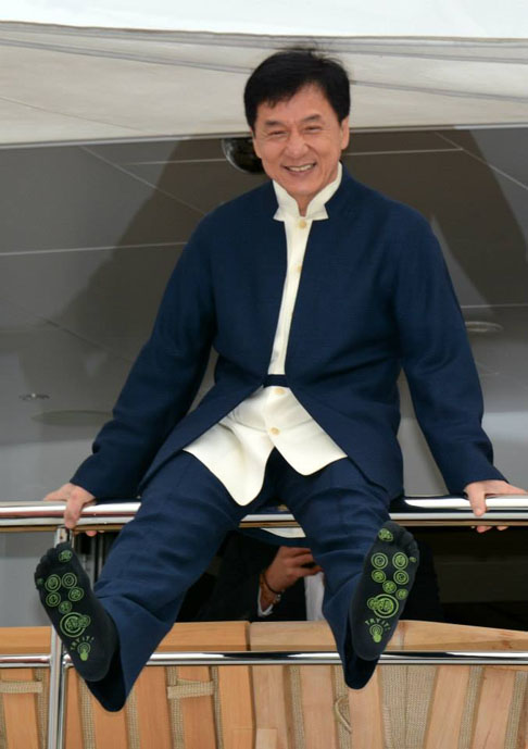 O ator Jackie Chan fez 70 anos no dia 7 de abril de 2024.  Quem vê  o ator e lutador de artes marciais nas telas do cinema ou da TV não imagina sua história de vida, que é repleta de aventuras e curiosidades.