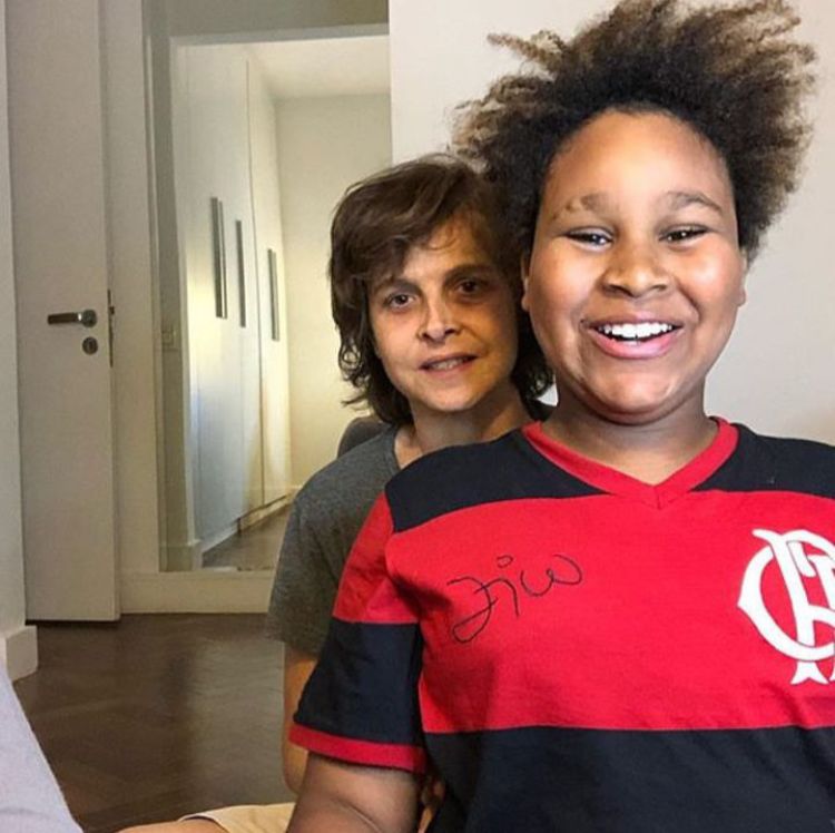 Drica Moraes: A atriz tentou engravidar várias vezes por inseminação artificial, mas nunca conseguiu. Foi então que adotou o menino Mateus após entrar no Cadastro Nacional de Adoção. 