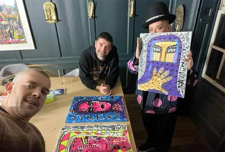 Conhecido por sua voz soulful e aparência andrógina, George fez parte do movimento New Romantic inglês, que surgiu no final da década de 1970 até o início da década de 1980.