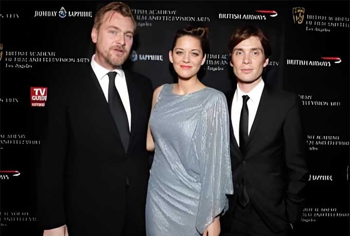 A sua parceria com o diretor Christopher Nolan(que agora levou os Oscars de Melhor Filme e Melhor Diretor por Oppenheimer)  começou em 2005 e dura até os dias de hoje. O primeiro contato deles foi no longa-metragem ‘Batman Begins’, no qual o ator interpretou o vilão Espantalho. Depois disso, eles realizaram outros seis trabalhos juntos. 