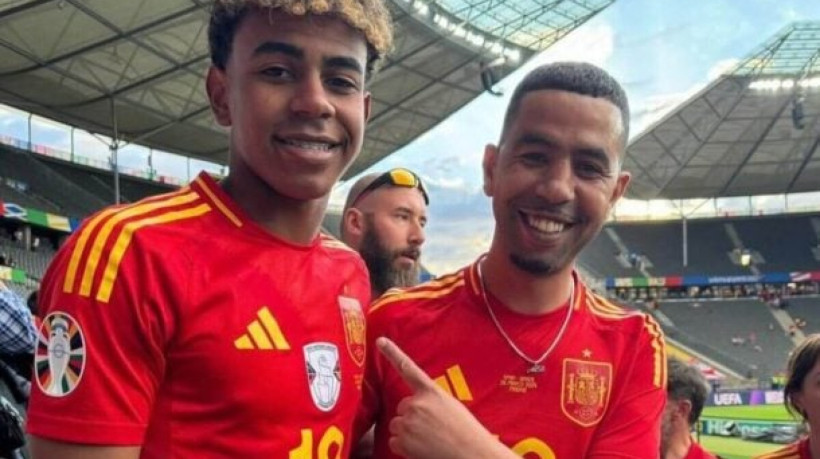 Mounir Nasraoui, pai do jovem astro, segue internado em observação após sofrer perfurações. Quatros suspeitos foram presos pela polícia