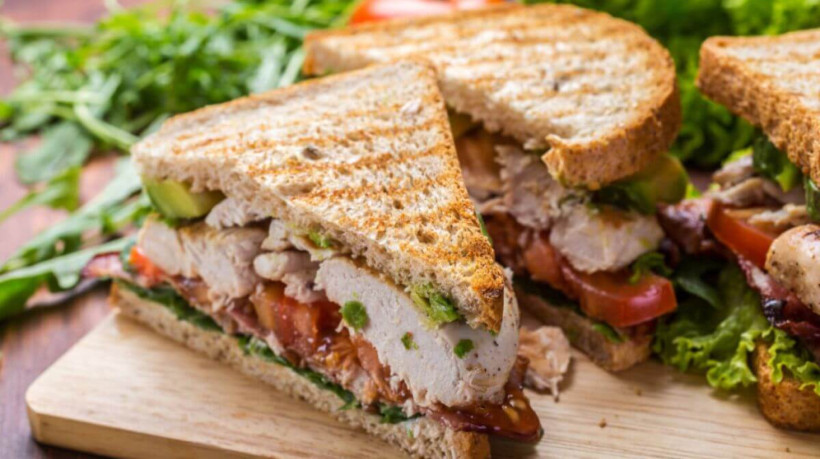 Sanduíche de frango com abacate e bacon (Imagem: Olga Nayashkova | Shutterstock)