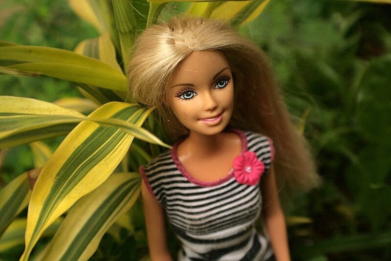 A Barbie foi a primeira boneca com características adultas a ser produzida em massa nos Estados Unidos. 