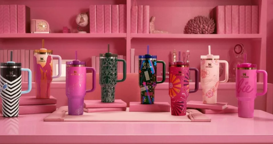 Para a coleção Barbie x Stanley, foram criados 8 copos térmicos do modelo ‘Quencher’, inspirados em momentos icônicos da história da boneca e também do boneco Ken. 