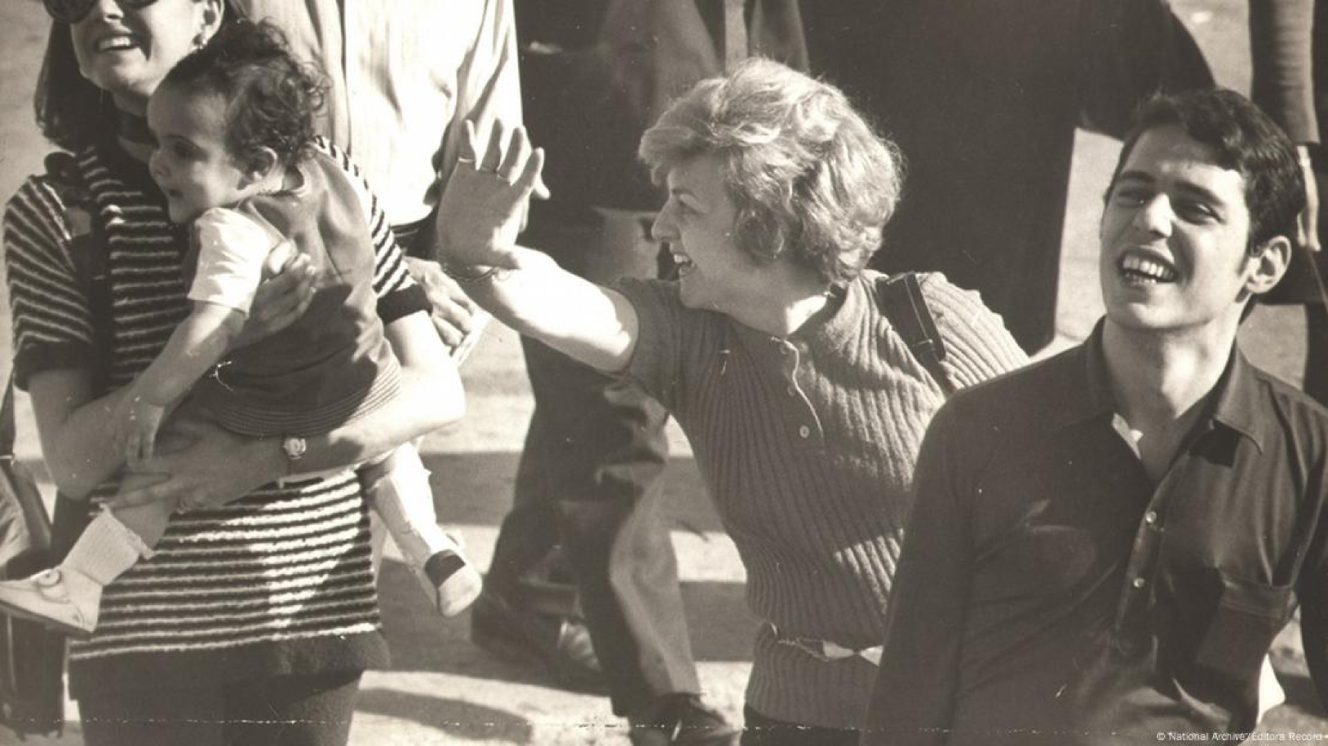 Chico Buarque foi recebido com festa no Rio ao voltar do ex&iacute;lio na It&aacute;lia