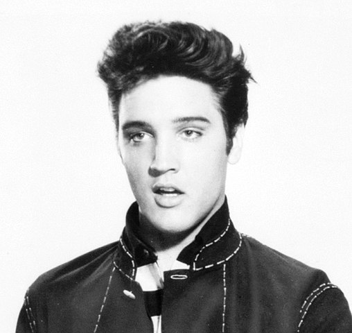 Crescido em uma família humilde, Elvis demonstrou desde cedo uma paixão incontrolável pela música.