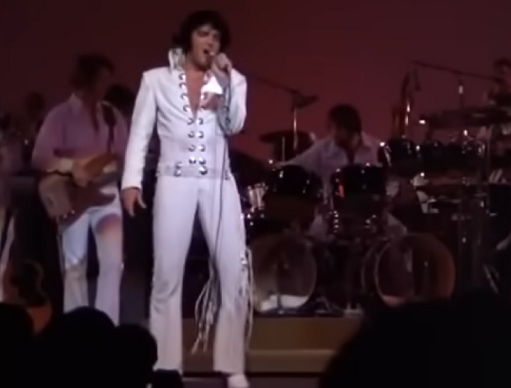 Seu estilo único, com roupas justas e cabelos compridos, revolucionou a moda masculina. Ele foi um dos primeiros sex symbols da história, quebrando tabus e desafiando padrões de beleza da época.