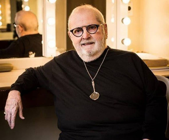 Flávia Pedras, ex-mulher de Jô Soares, contou a Pedro Bial, no programa do jornalista, que transformou parte das cinzas do humorista, após a cremação, num diamante. Ela guardou num cofre e pretende fazer um patuá. O restante ela lançou em lugares que foram importantes para o casal. 