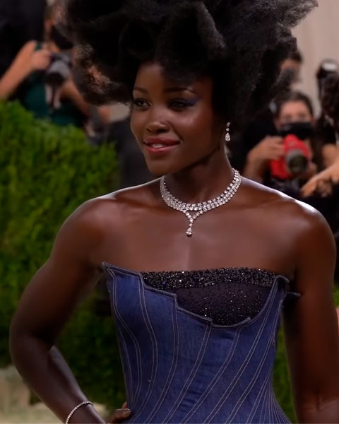 Lupita Nyong'o - Nascida na Cidade do México, em 1º de março de 1983, é uma atriz e autora queniano-mexicana, conhecida por suas performances poderosas e aclamadas pela crítica.