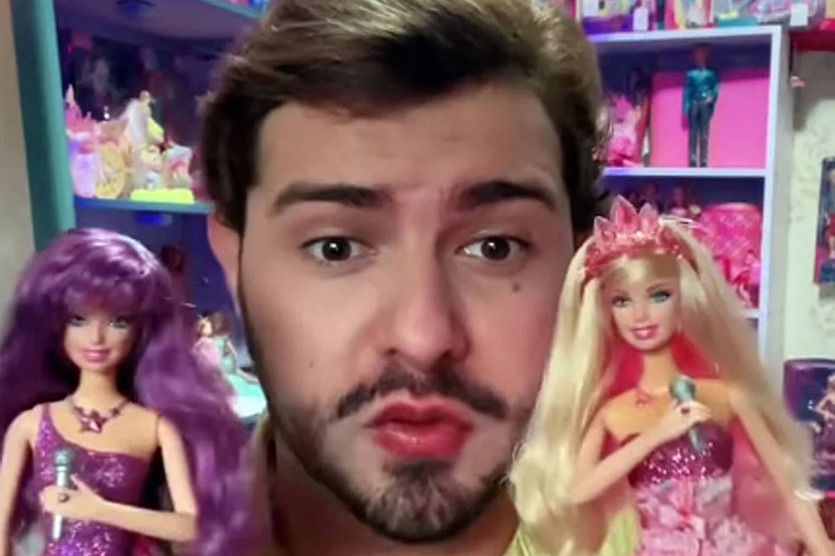 O estilista e maquiador Richard Pessato coleciona desde 2019 exemplares da Barbie e artigos relacionados aos filmes sobre a boneca. Em seu perfil no Instagram barbiemoviedolls, o jovem natural de Anápolis (GO) se apresenta como proprietário da maior coleção de brinquedos dos filmes da Barbie no Brasil.