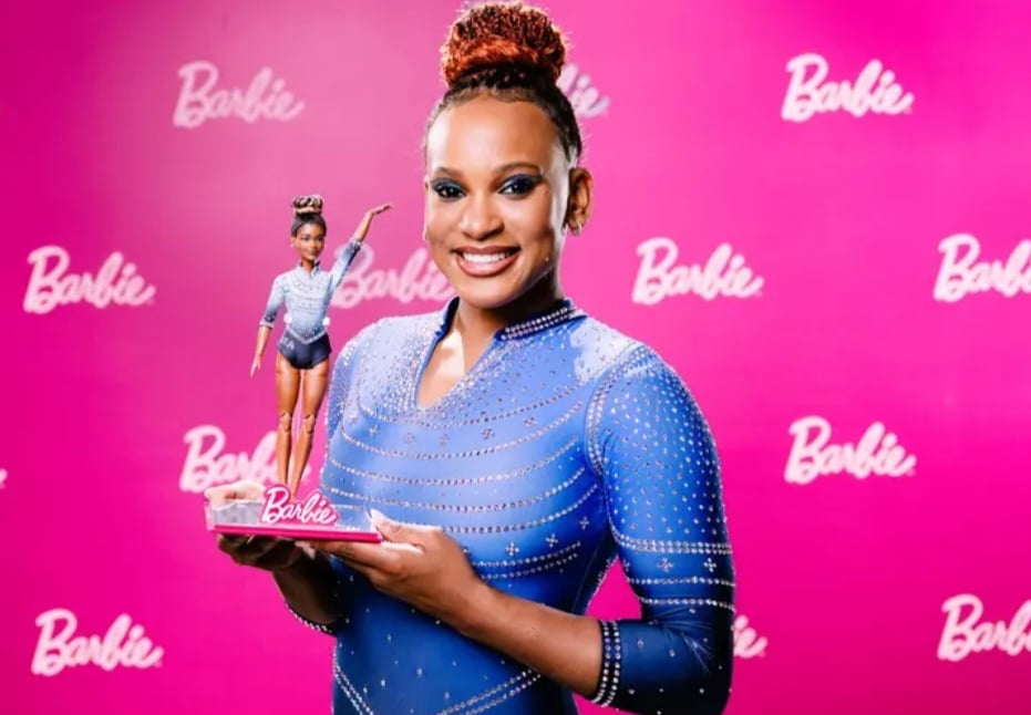 Assim, a empresa lançou a Barbie Rebeca Andrade, por exemplo, numa homenagem à ginasta brasileira que ganhou medalha de ouro nos Jogos Olímpicos de Paris. 